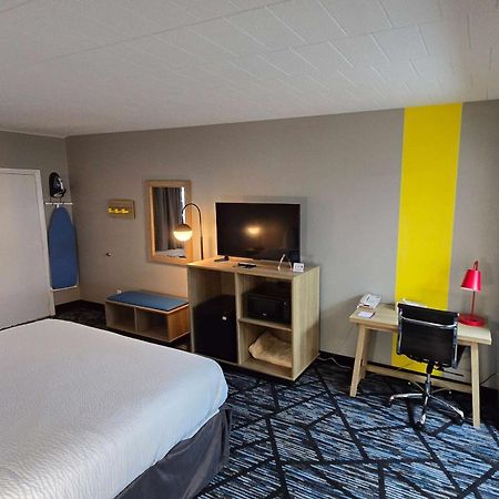 Super 8 By Wyndham Traverse City Exterior photo