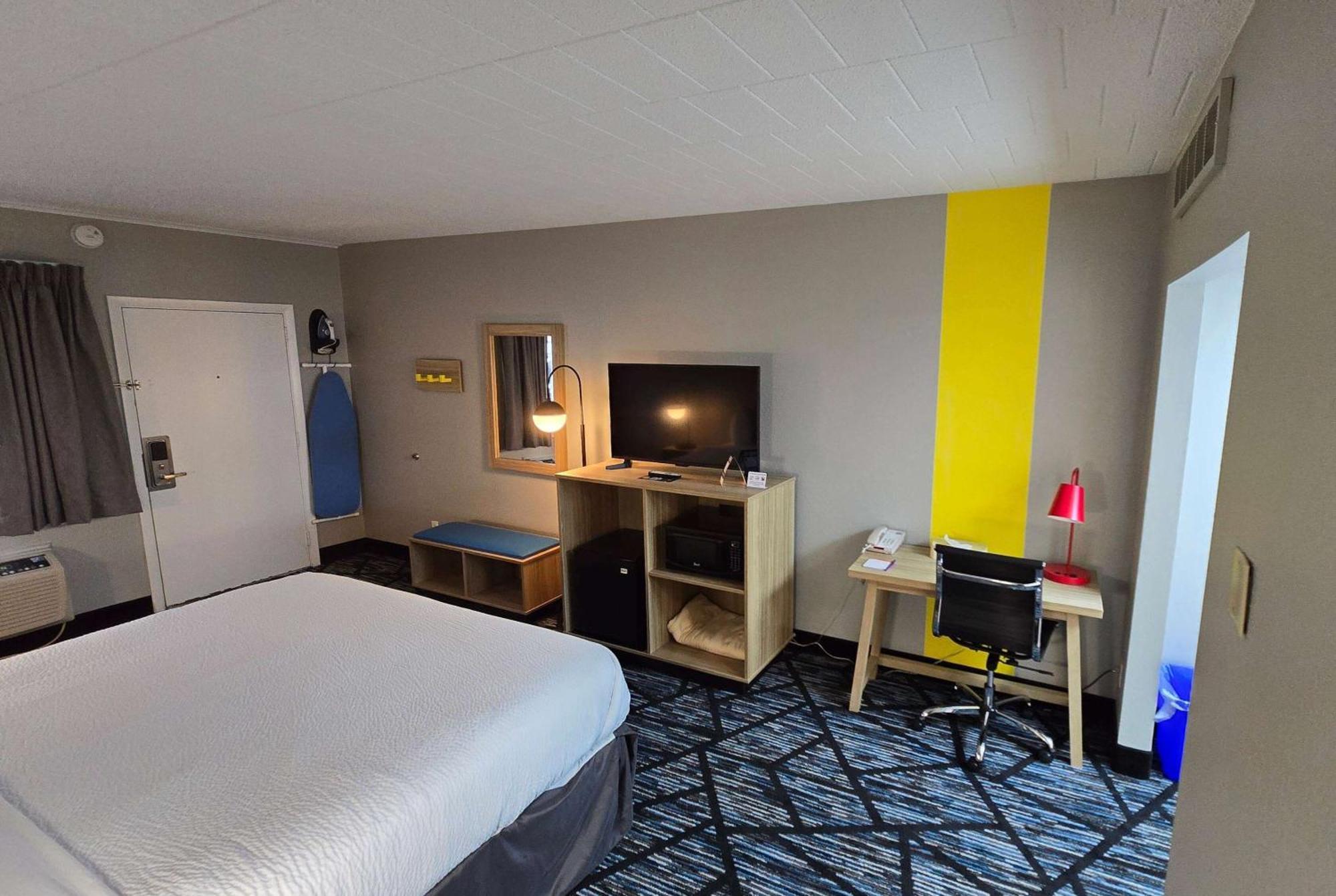 Super 8 By Wyndham Traverse City Exterior photo
