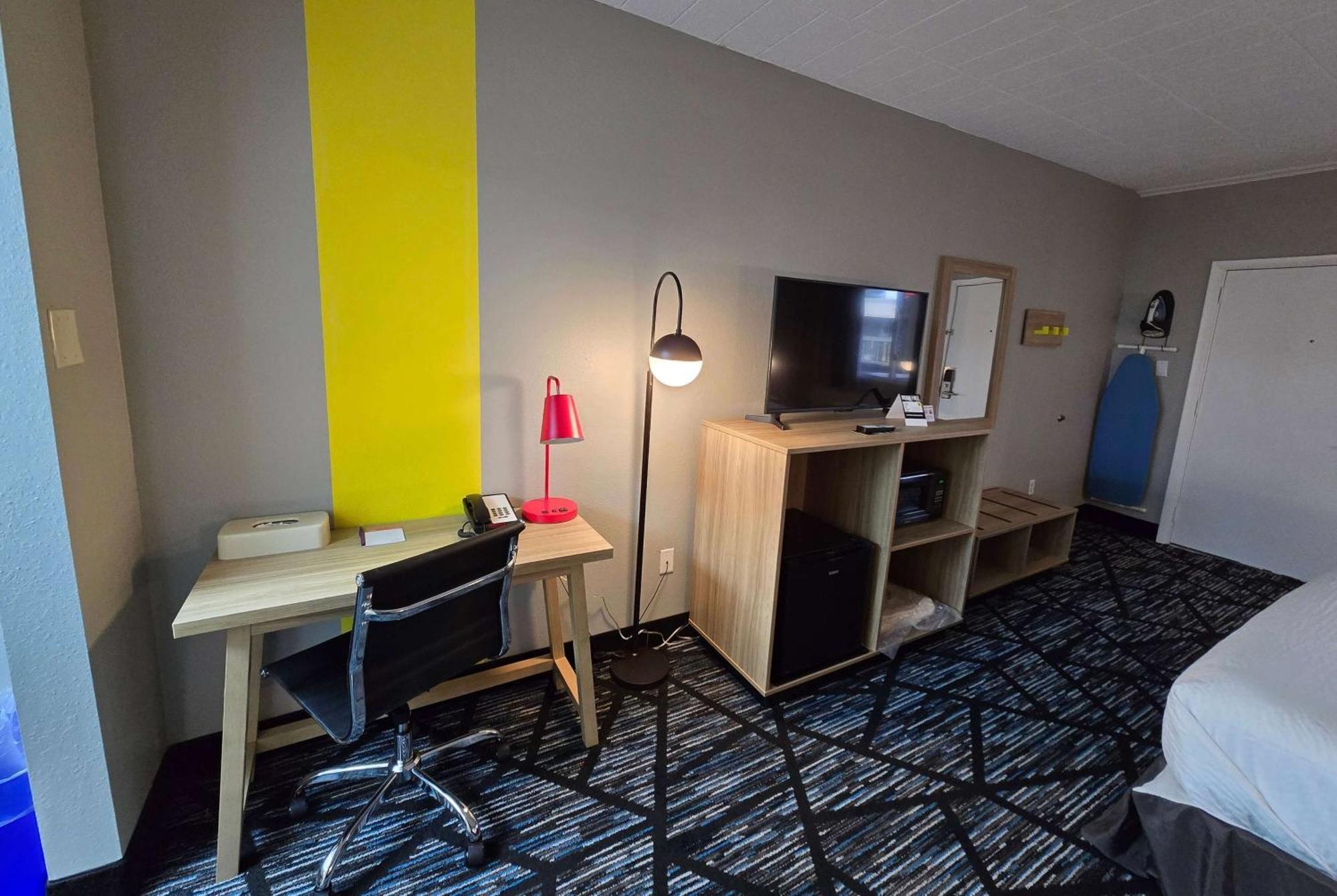 Super 8 By Wyndham Traverse City Exterior photo