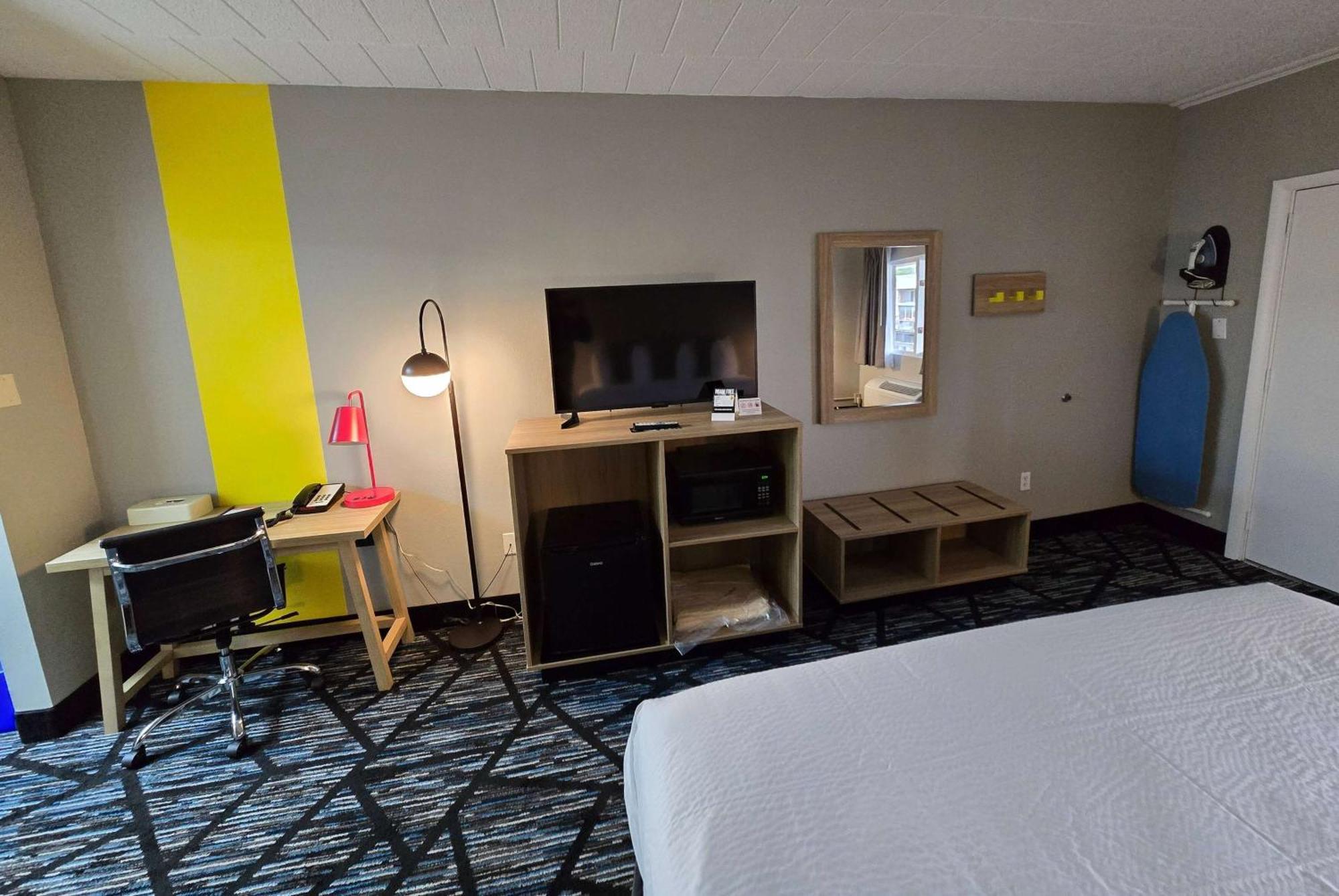 Super 8 By Wyndham Traverse City Exterior photo