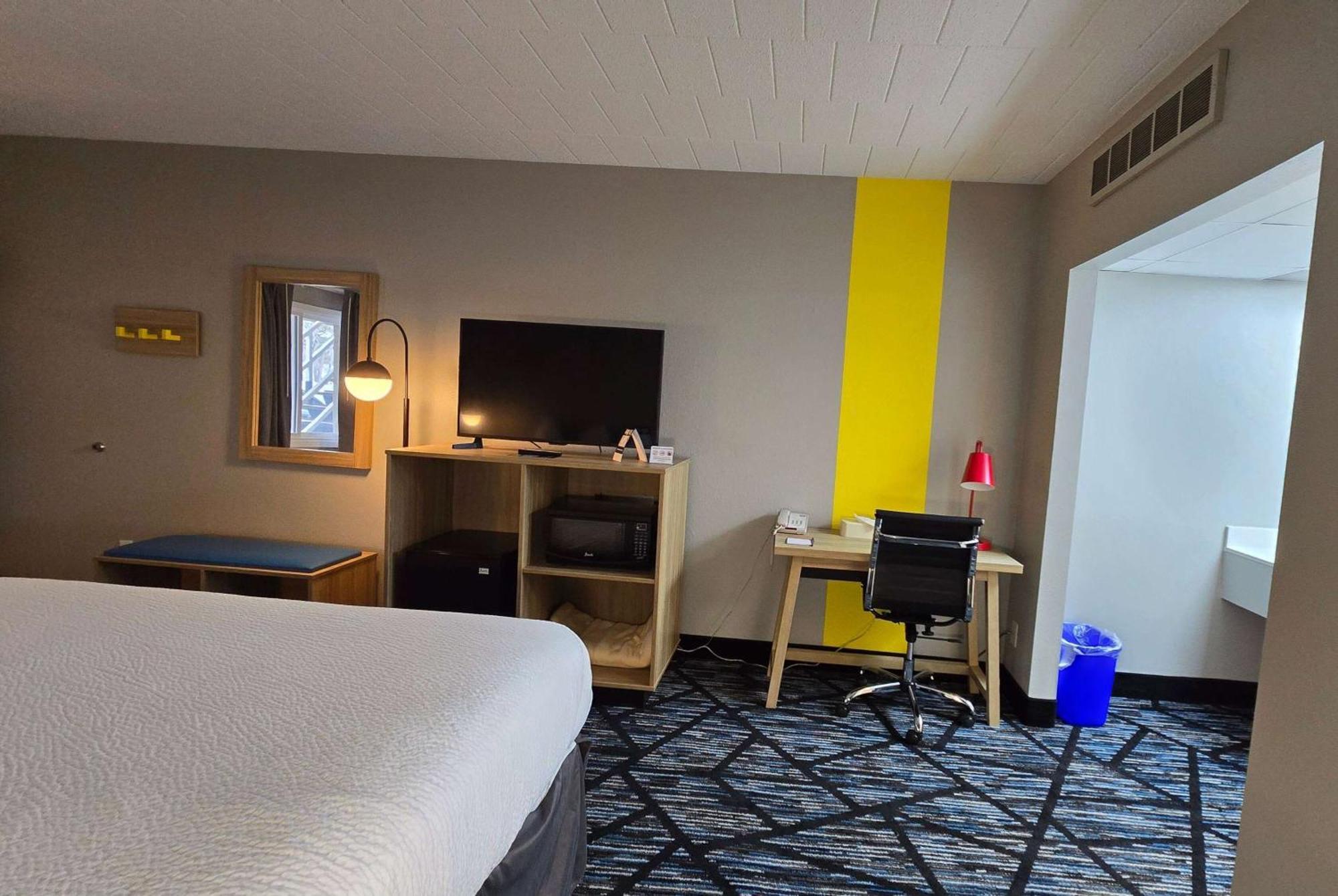 Super 8 By Wyndham Traverse City Exterior photo