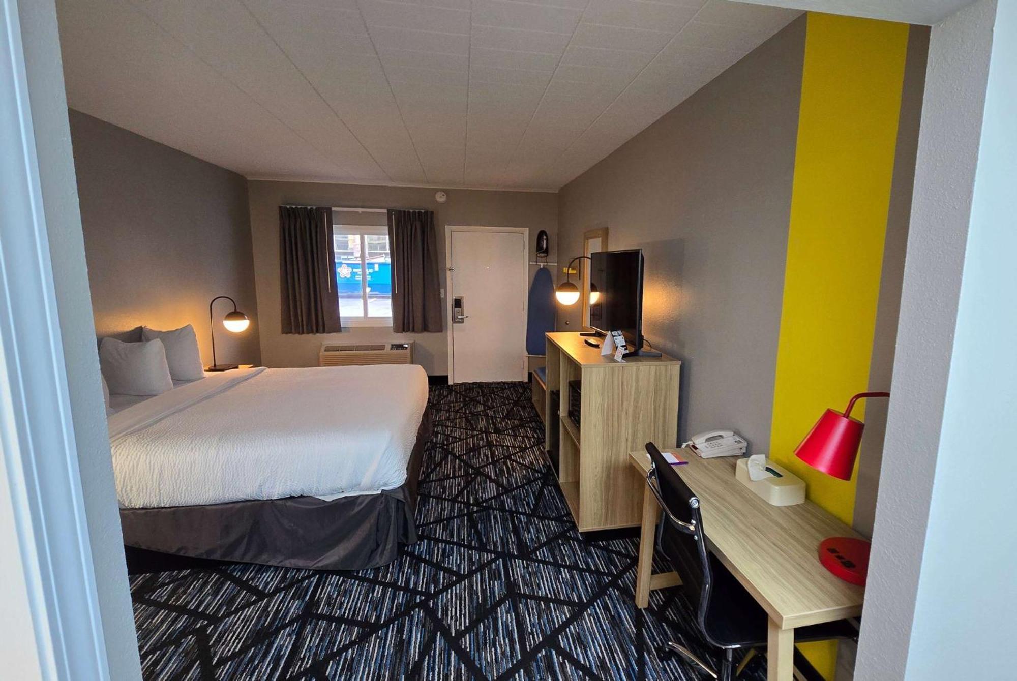 Super 8 By Wyndham Traverse City Exterior photo