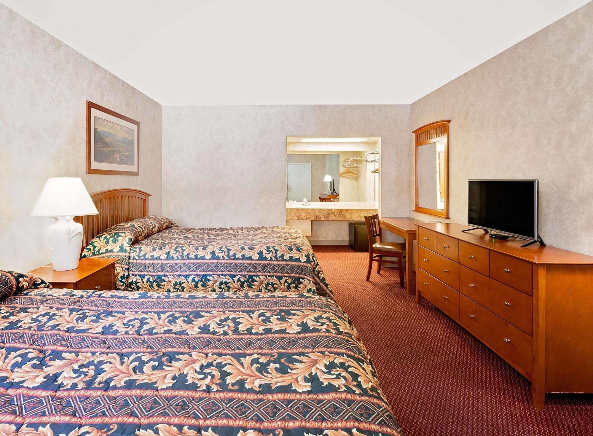 Super 8 By Wyndham Traverse City Exterior photo